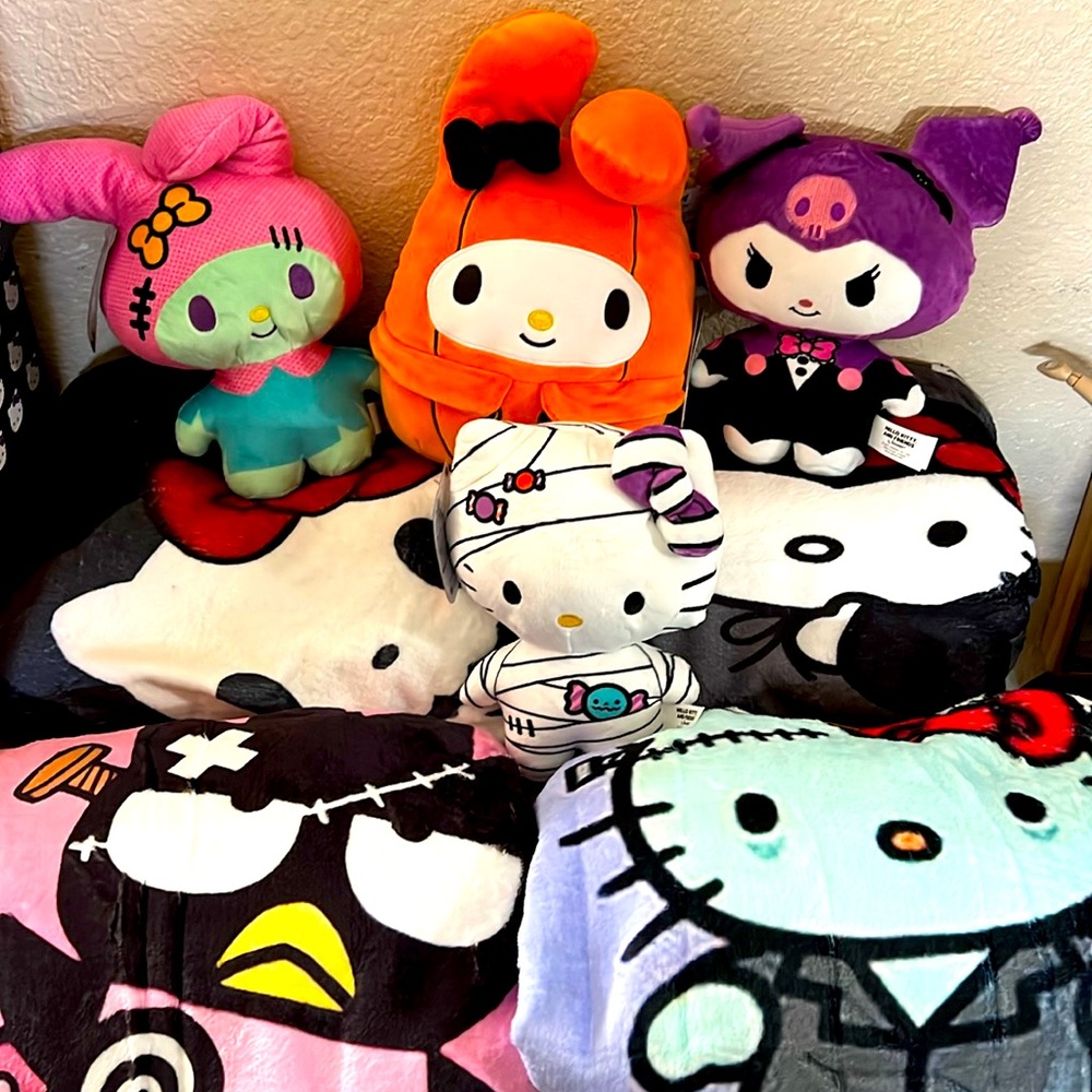 Sanrio Hello Kitty & Friends + MORE SPOOKY SURPRISE BOX SHOW! 🎃 Fri. 9/20/24 - Picture 5 of 11